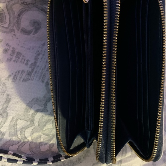 Wallet with zipper and multiple pockets - Picture 2 of 2